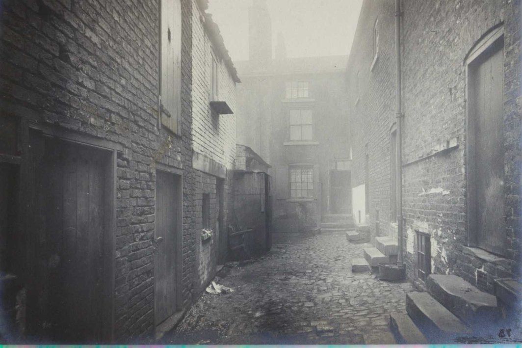 20世纪初为利兹贫民窟拆迁法案所拍摄的照片之一，图片来自网络，原本照片收藏于利兹大学布隆顿图书馆.