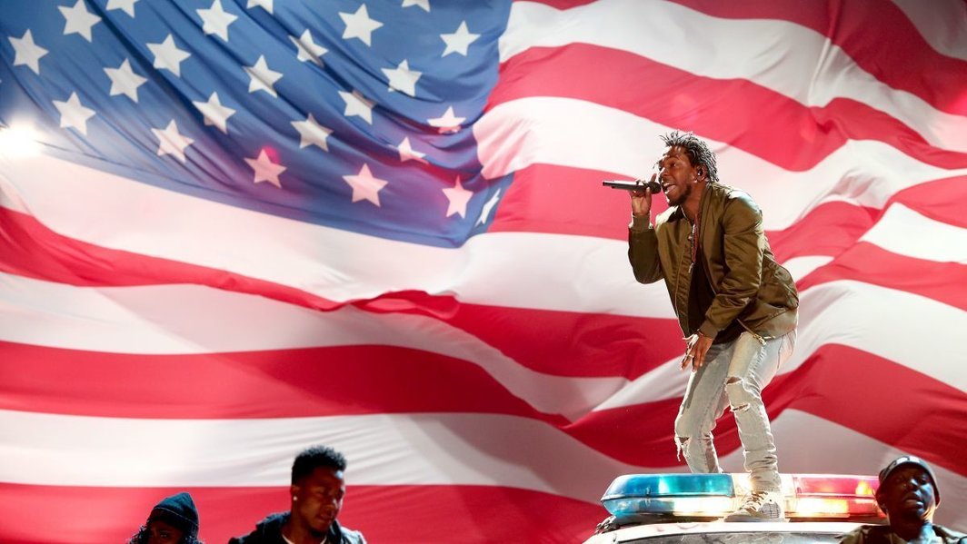 肯德里克·拉马尔（Kendrick Lamar）在BET音乐颁奖典礼上的演出.
