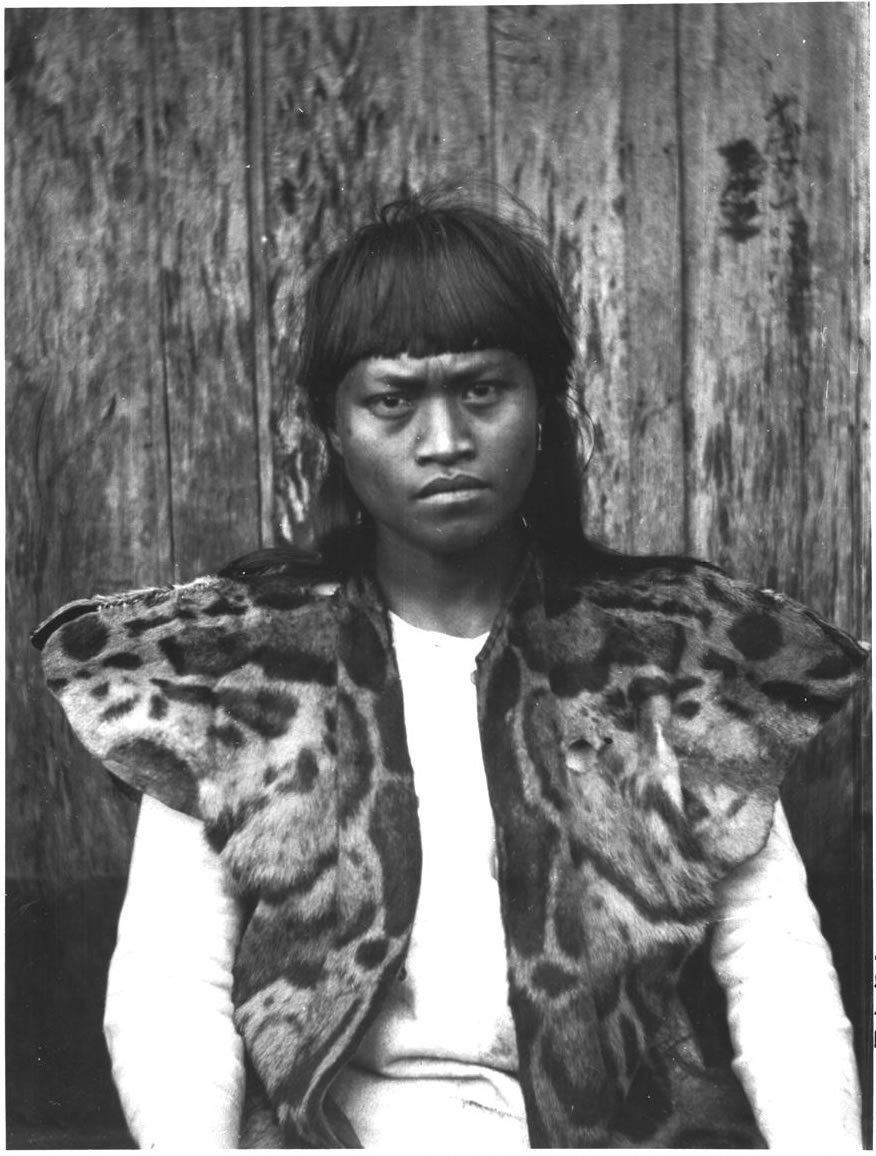 鸟居龙藏于1900年前后于台湾拍摄的鲁凯族人，身穿一袭云豹背心. 图片来源：Wikimedia Commons.