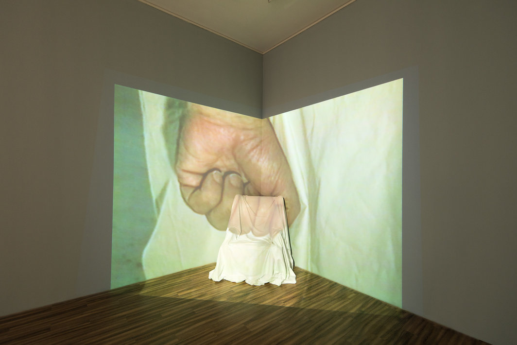 安东尼·蒙塔达斯，《午觉》，1995，影像装置，影像（时长8分钟，循环播放）、椅子、白布，尺寸可变.