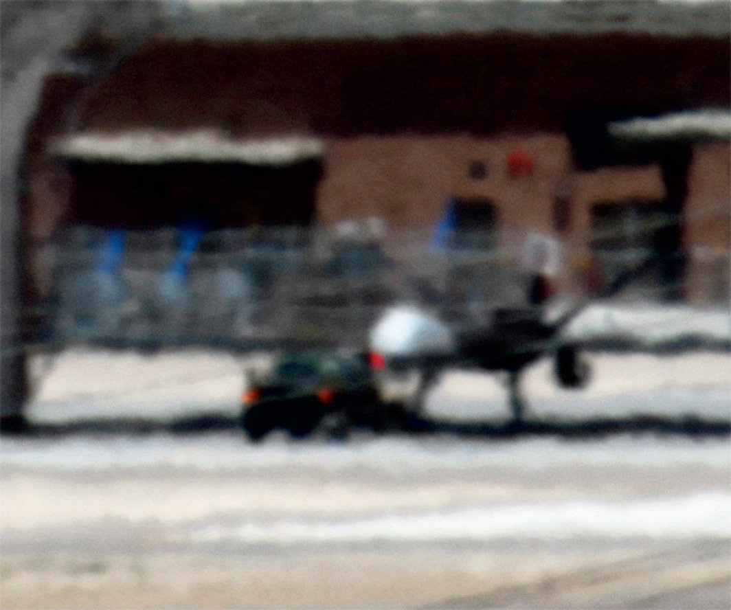 特雷弗·帕格伦，《收割机无人侦察机（内华达州印第安泉，距离~2英里）》，2010，彩色照片，30 x 36".
