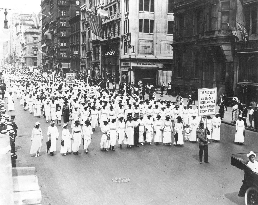 Underwood &amp; Underwood，《无声抗议游行照片》（Photograph of Silent Protest Parade），1917年7月28日；图片：Wikimedia Commons.