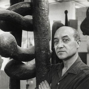 20世纪60年代，野口勇在位于长岛的工作室中. 图片：Martha Swope. © Isamu Noguchi Foundation and Garden Museum, NY / Artists Rights Society (ARS).