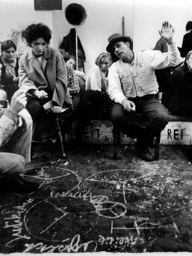 约瑟夫·博伊斯跟学生们在一起，杜塞尔多夫美术学院，1967年6月22日. 摄影: Ute Klophaus.