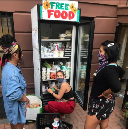 纽约无政府主义行动网络A New World In Our Hearts在设置社区冰箱，2020年6月. 图片来源：@iohnyc via Instagram.