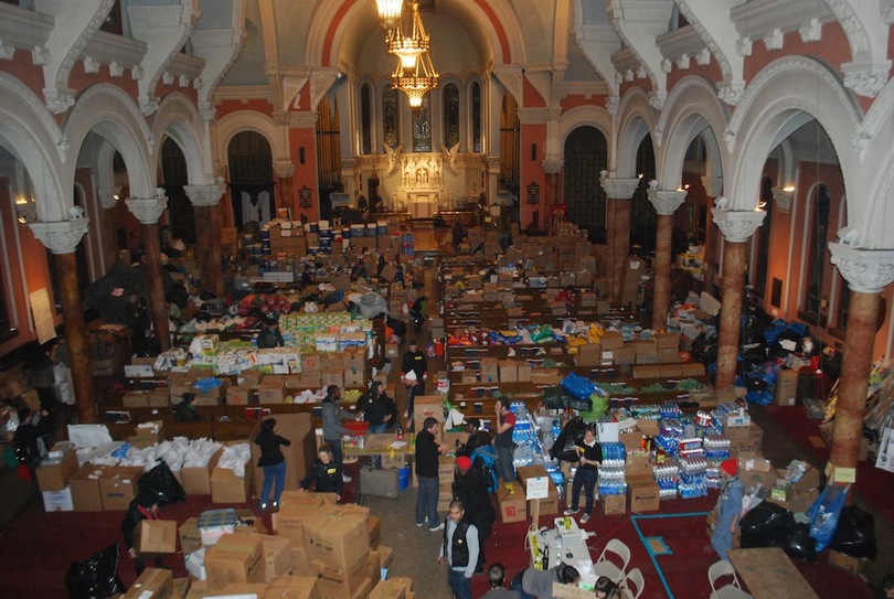 纽约布鲁克林区的一个教堂，放满给桑迪飓风受灾地区的救援物资，2012年11月. 摄影：Sophia Hoffenberg.
