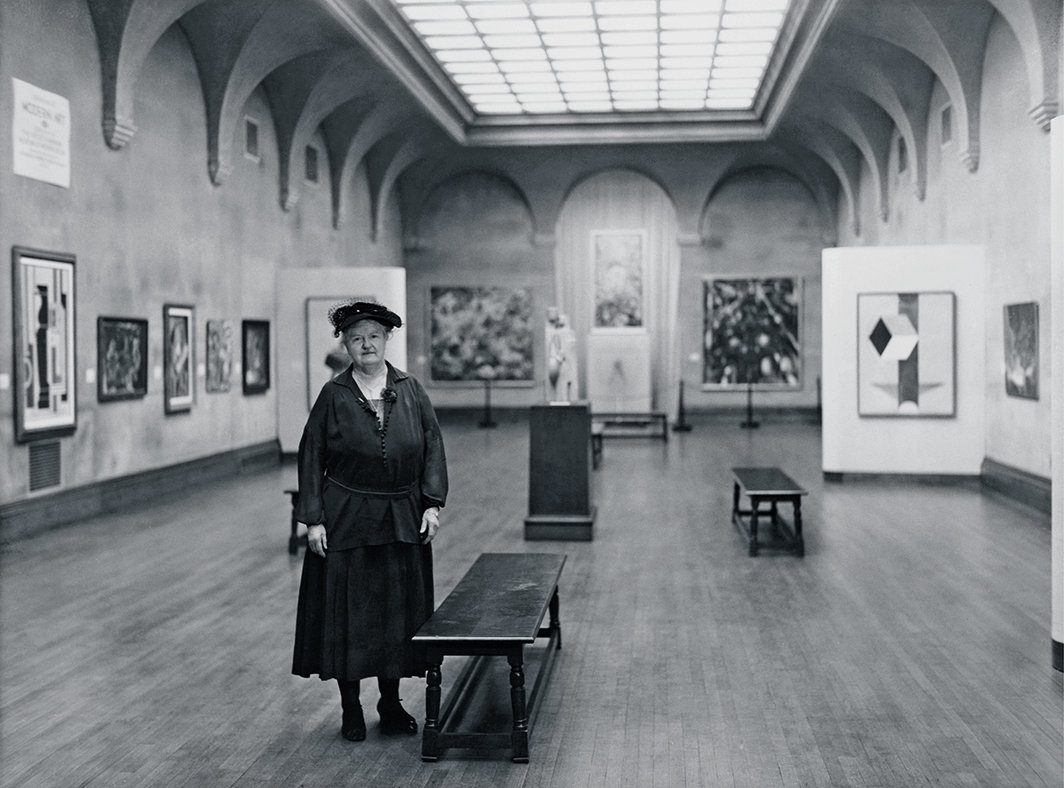 凯瑟琳·德雷尔在展览“现代艺术——无名社团绘画”（Modern Art—Société Anonyme Painting）上，耶鲁大学美术馆，纽黑文，1942.