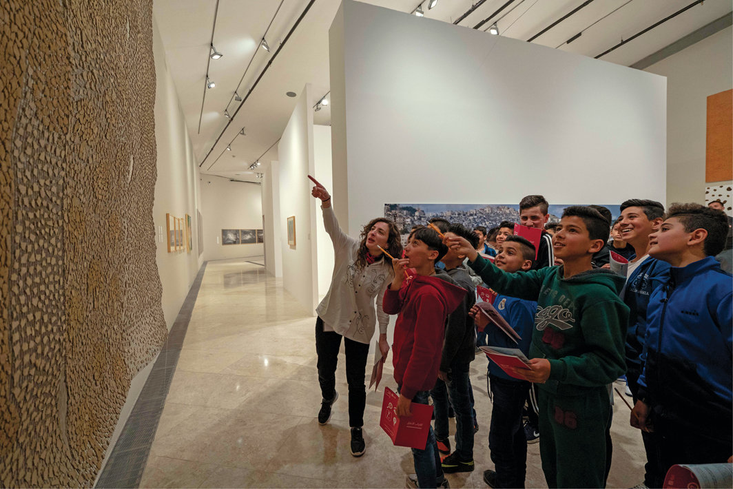 展览“亲密领地：消失风景的再现”期间的一次学校参观活动，巴勒斯坦博物馆，比尔泽特，2019年4月6日. 摄影：Hareth Yousef.