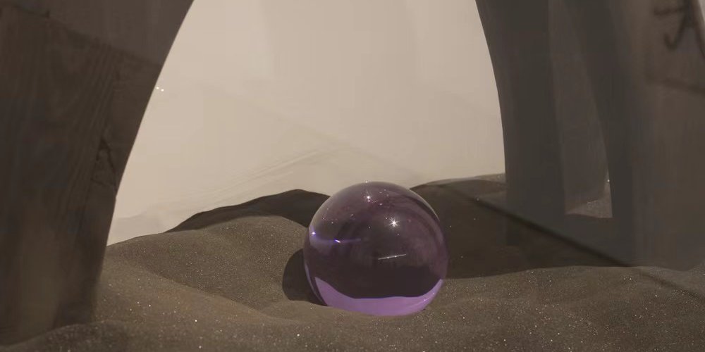 程婷婷，《忧郁之一》（局部），2017，黑金沙、紫水晶球、木雕墨汁着色，90x60x40厘米.