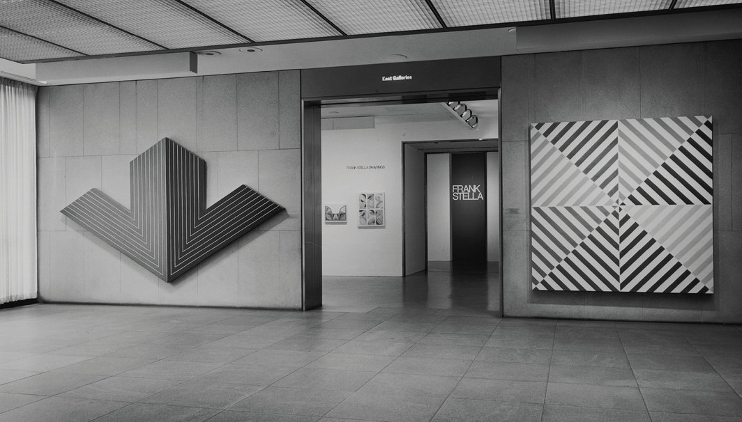 “弗兰克·斯特拉”展览现场，1970，现代艺术博物馆，纽约. 摄影：James Mathews.
