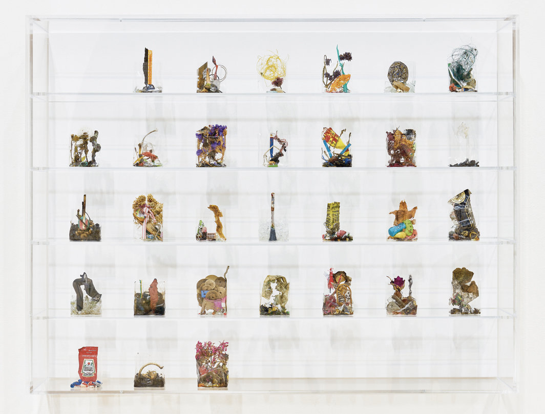 Yuji Agematsu，《zip: 01.01.20 … 12.31.20》，2020，烟盒玻璃纸包装袋里综合材料、亚克力和木质架子、乳胶漆. 纽约MoMA PS1展览现场，2021. 摄影：Steven Paneccasio.