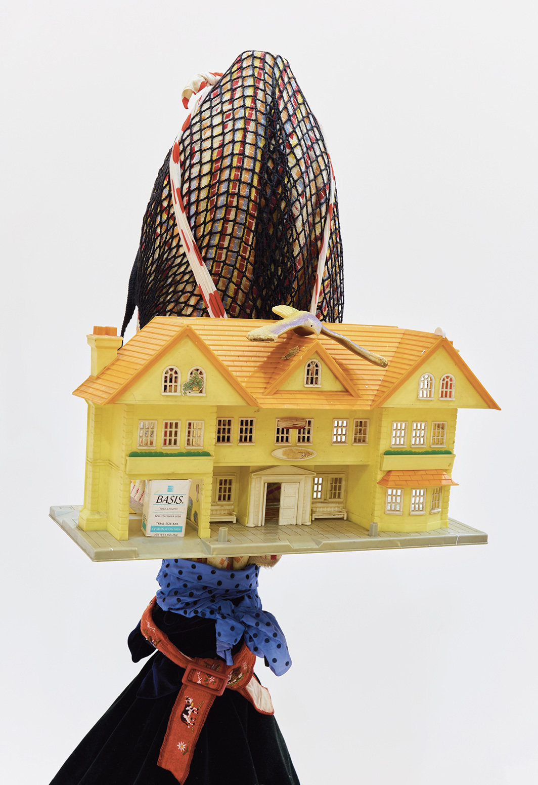柯蒂斯·库菲，《每座房子都应该有一个快乐的家，每个家都应该有一个快乐的家庭》（局部），1996，玩具房子、布料、篮筐、金属框架，60 × 23 × 23".