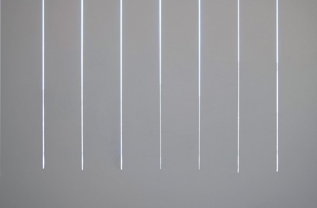 黛安·塞维林·阮，《艺术家对墙的介入》，2021，展厅墙体上切缝. 纽约MoMA PS1展览现场. 摄影：Martin Seck.