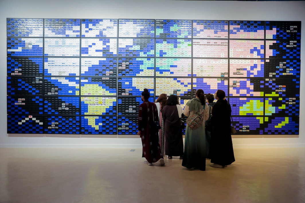 马哈·马鲁，《头脑食粮的“世界地图”》（Food for Thought “WORLD MAP”）, 2021. 图片：Canvas and Diriyah Biennale Foundation.