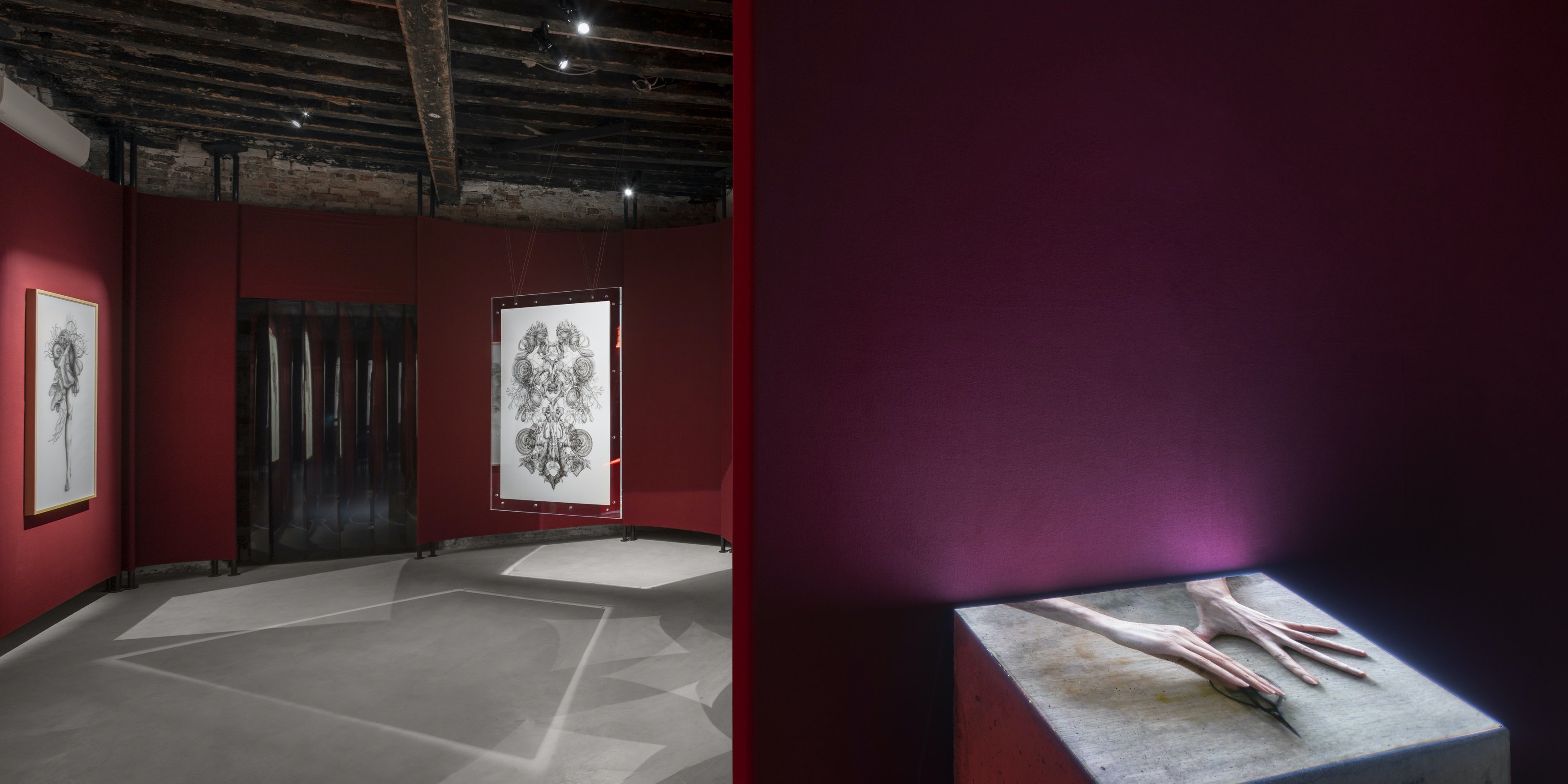 “徐世琪：悬浮，香港在威尼斯”展览现场，2022. 摄影：t-space studio，图片由M+提供.
