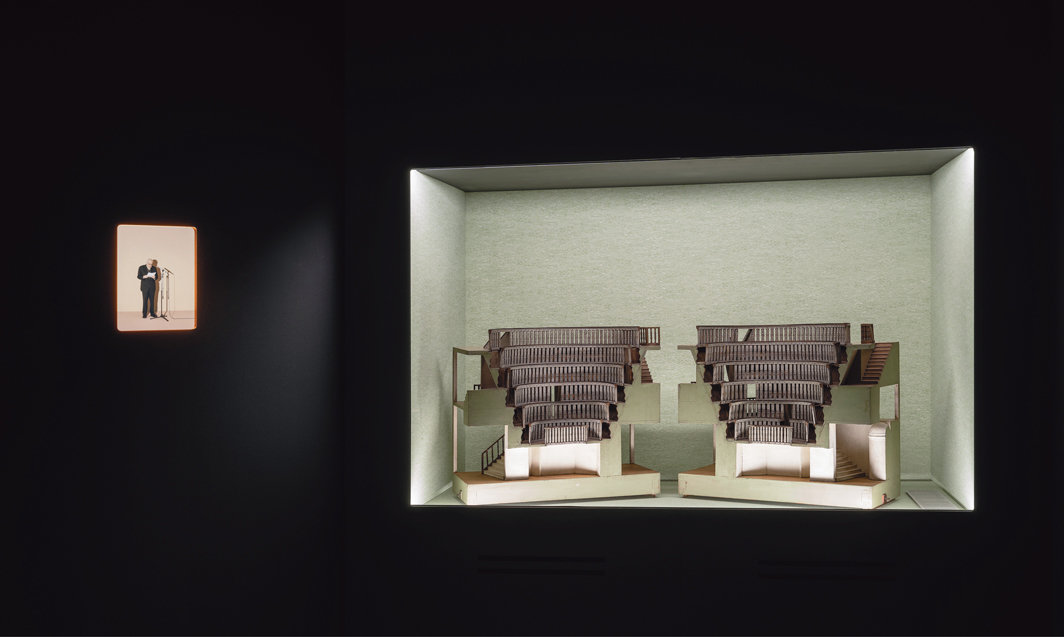 “人类大脑：一切始于思想”展览现场，2022，普拉达基金会，威尼斯. 从左至右：乔治·圭德尔朗读克洛伊·阿里吉斯（Chloe Aridjis）的《四种地形》（Four Topographies），2022；帕多瓦大学解剖剧院模型，1932-33. 摄影：Marco Cappelletti.