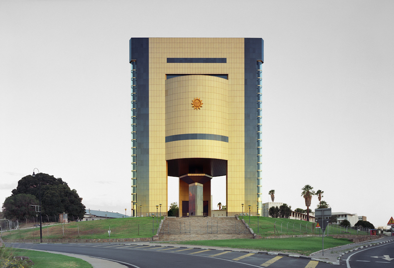 崔元准，《建造中的纳米比亚独立纪念博物馆，温得和克，纳米比亚》（Independence Memorial Museum Under Construction, Windhoek, Namibia），2013，数码喷绘，23 5/8 x 33 7/8".