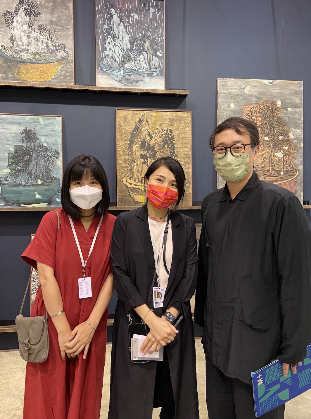 从左至右：艺术家苏咏宝、画廊主Mimi Chun、策展人Doryun Chong.