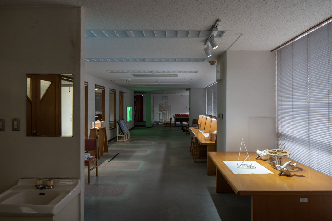 爱知三年展展览现场，2022. Jackie Karuti的《电子剧场》，2022.  © Aichi Triennale Organizing Committee. 图片：ToLoLo studio.