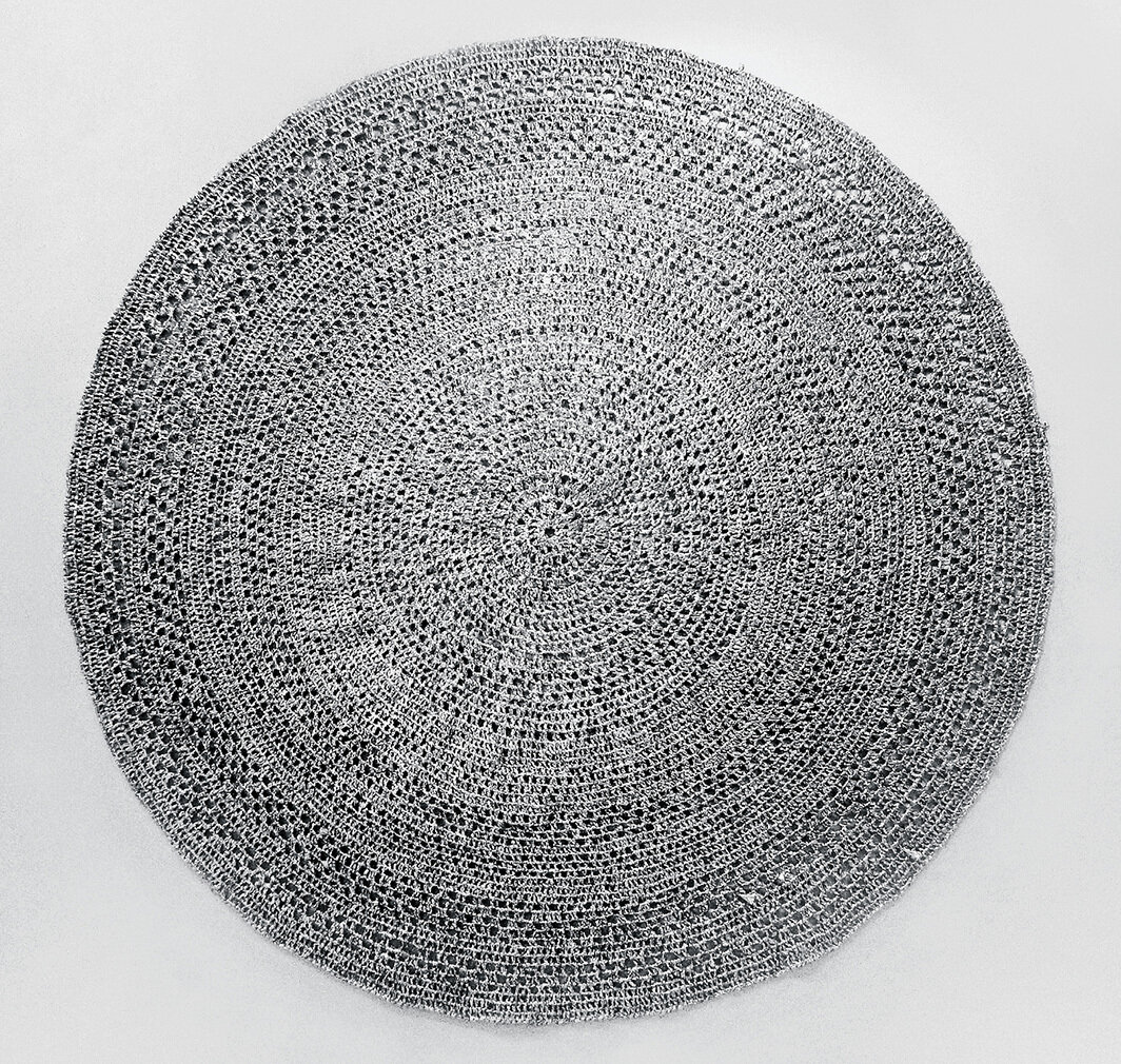 丹尼尔·贝克（Daniel Baker），《救生毯》（Survival Blanket），2013，金属聚乙烯急救毯，72 × 72". 来自第15届卡塞尔文献展布达佩斯OFF双年展.