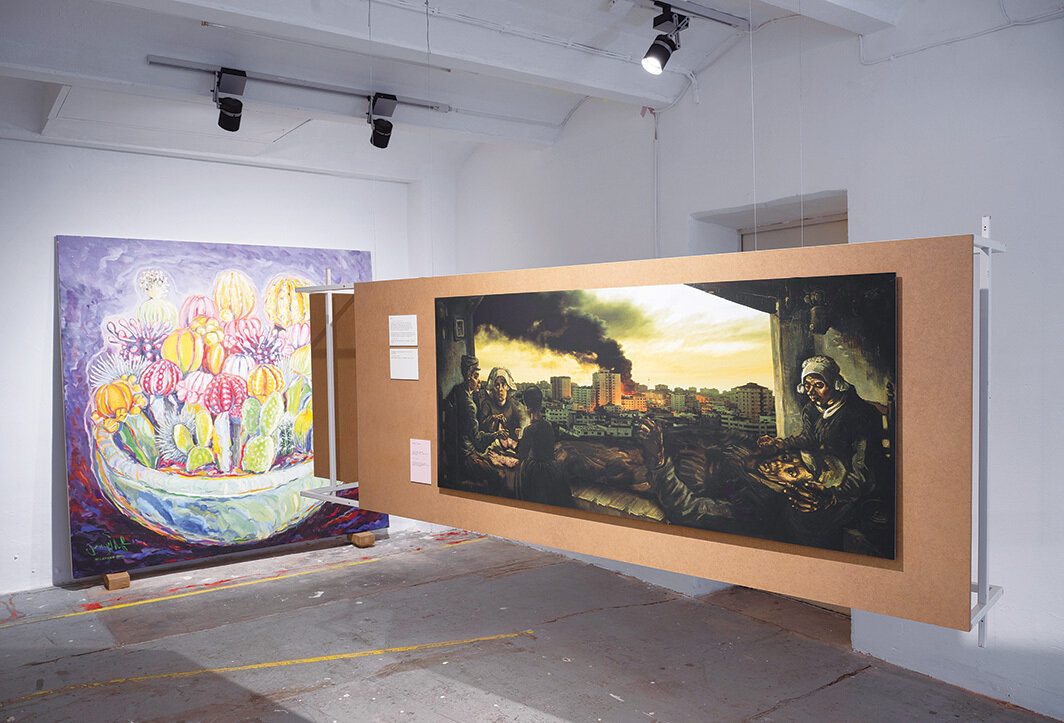 由“资金问题”和Eltiqa策划的展览现场，2022，WH22，卡塞尔. 从左至右：Mohammad Abusal，《王位与花1》（Thrones and Flowers 1），2016；Mohammad Al Hawajri，《加沙格尔尼卡：一个农民家庭 – 文森特·梵高（1885）》（Guernica Gaza: A Family of Famers - Vincent Van Gogh [1885]），2010-13. 图片：Nils Klinger.