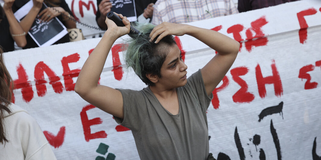 2022年9月24日，人们聚集在雅典宪法广场抗议玛莎·阿米尼（Mahsa Amini）在德黑兰被伊朗道德警察逮捕关押期间死亡. 图片：Getty Images.