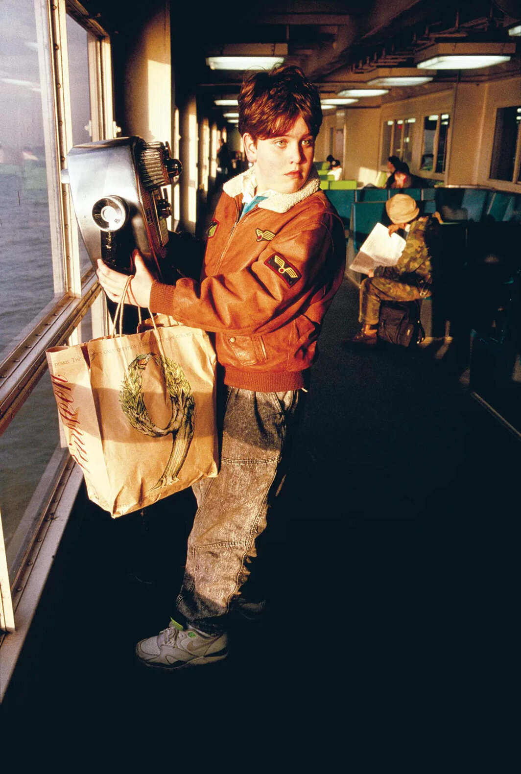 艾伦·塞库拉，《看向母亲的男孩. 斯塔滕岛渡轮. 纽约港. 1990年2月.》，Cibachrome照片，30×20″. 来自《鱼的故事》，1988-95.