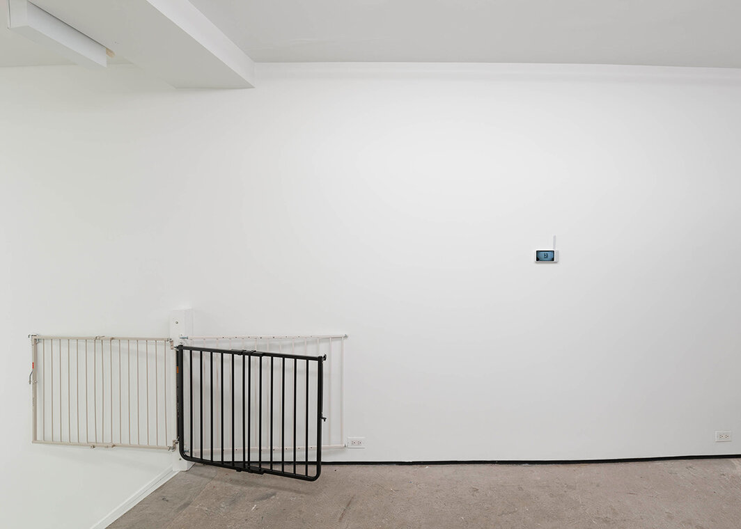 “梁芝兰：平衡”，2022，Maxwell Graham画廊，纽约. 从左至右：《门》，2019；《监视器》，2022；摄影：Charles Benton.