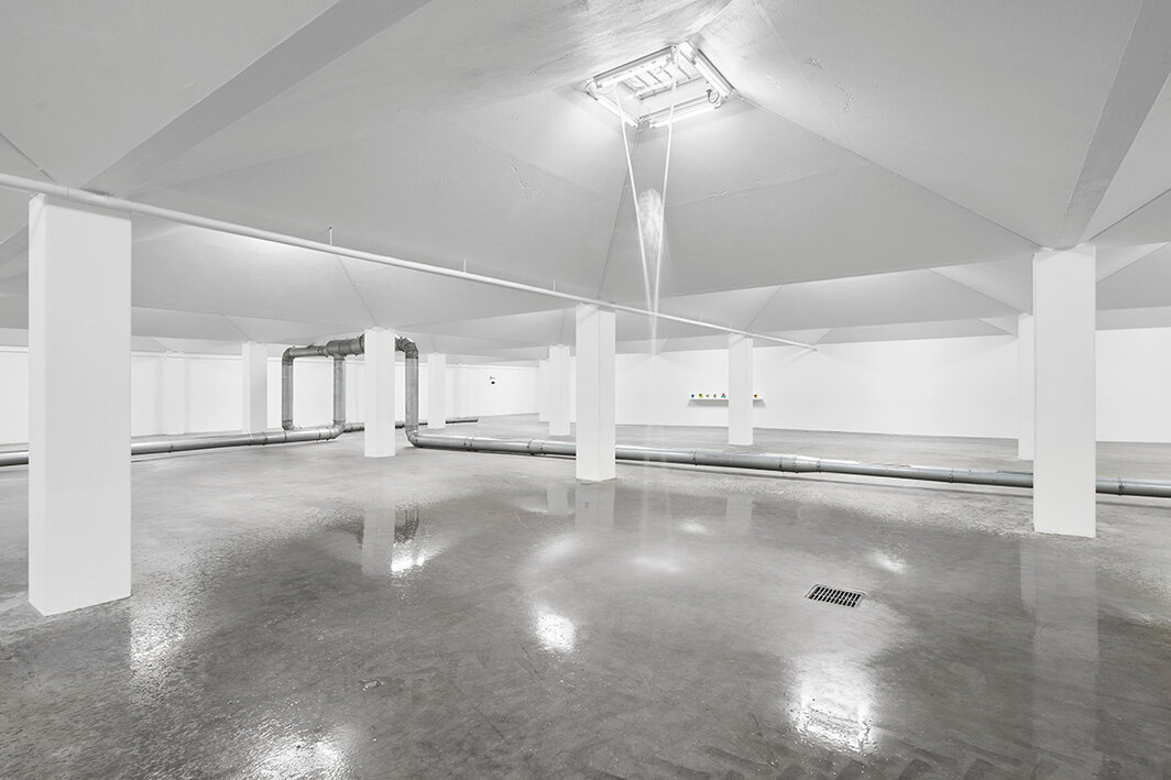 梁芝兰，《喷泉》，2022，编谱：“一个安装在展览空间以消解声音的喷泉。”展览现场，Simian艺术空间，哥本哈根，2023；摄影：GRAYSC.
