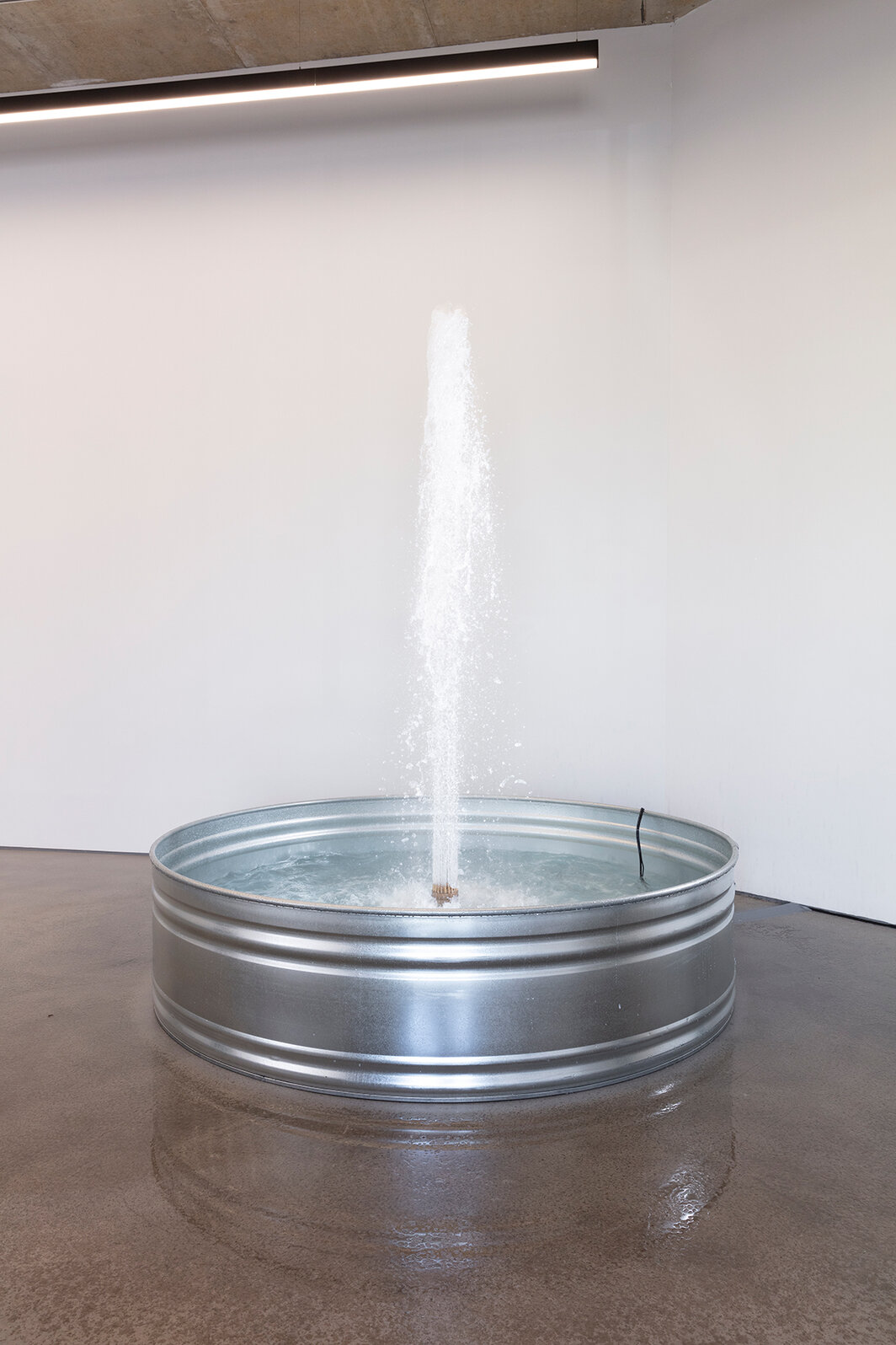 梁芝兰，《喷泉》，2022，编谱：“一个安装在展览空间以消解声音的喷泉。”展览现场，汤纳画廊，英国，2023；摄影：Angus Mill. 