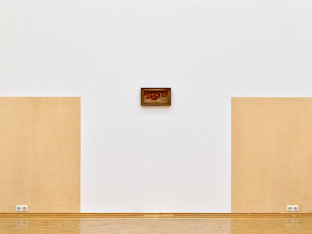 “梁芝兰：肖像”，2021，阿布泰贝格博物馆，门兴格拉德巴赫，德国. 墙面：《布朗斯》，2021；中央：《洋葱》，2021；摄影：Achim Kukulies.