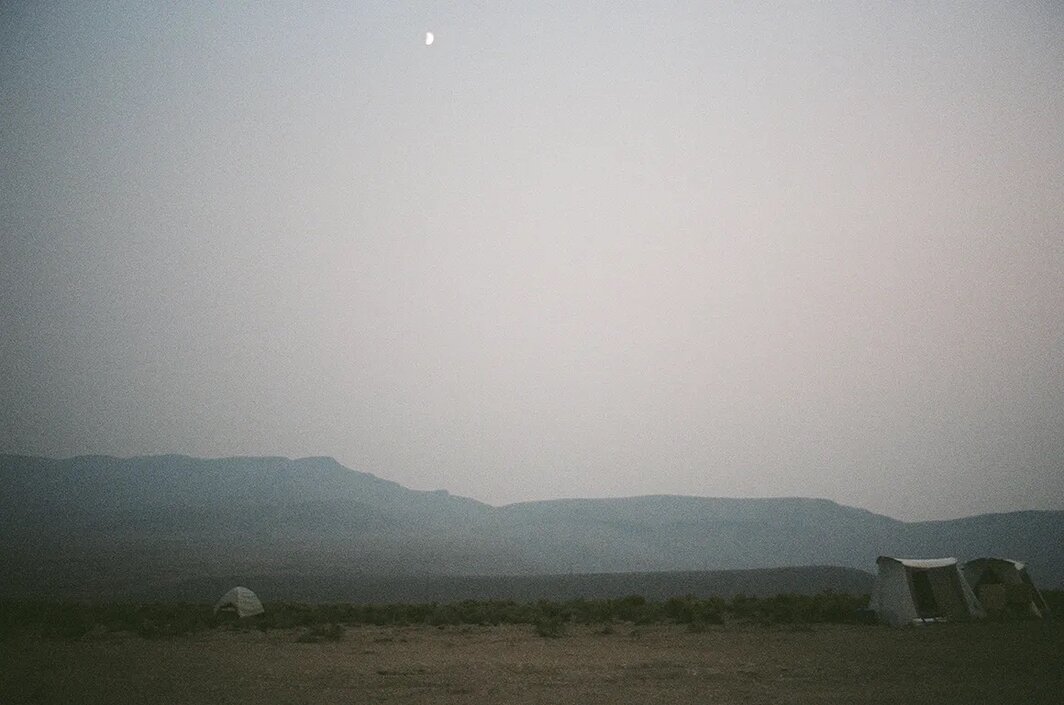 加勒特·布拉德利，《撒克山道，内华达州》（Thacker Pass, Nevada），2021，C-print，尺寸可变.